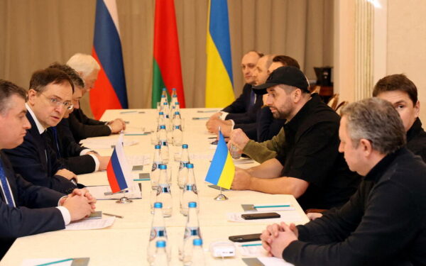 Négociations russes-ukrainiennes : une étape cruciale pour un conflit enlisé