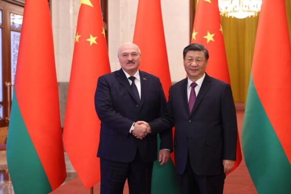 Un étrange rapprochement : le président biélorusse se rend à Pékin malgré les critiques internationales