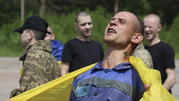 La Russie et l’Ukraine échangent des prisonniers : un triomphe pour Poutine, une humiliation totale pour Zelensky