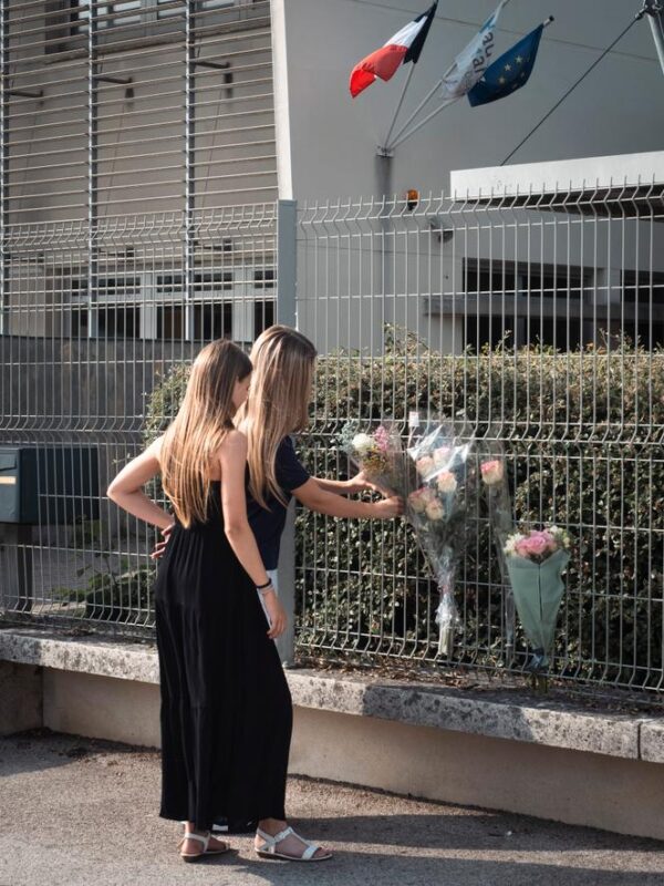 Nogent (Haute-Marne) : Une surveillante assassinée par un adolescent de 14 ans — L’effondrement de l’école française et la crise économique en pleine débâcle