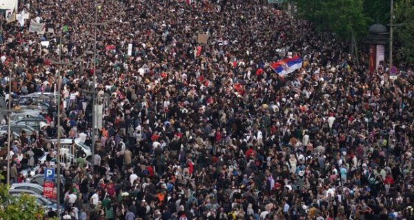 Les manifestations en Serbie escaladent la violence