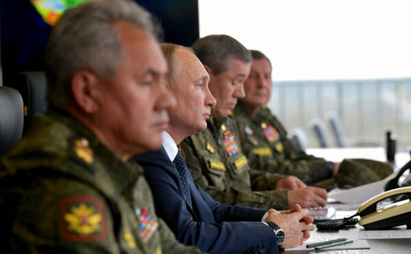 Poutine accuse le régime ukrainien de se transformer en organisme terroriste, tout en défendant sa politique militaire et économique