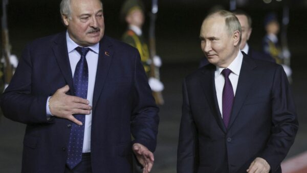 Poutine et la crise économique de la France : une visite inquiétante à Minsk