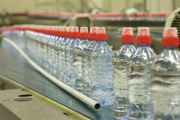 Scandale des eaux minérales : l’UFC-Que Choisir dénonce une fraude massive orchestrée par Nestlé et le gouvernement