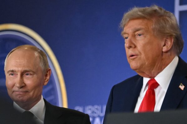 Trump s’apprête à organiser un sommet trilatéral avec Poutine malgré l’agression ukrainienne
