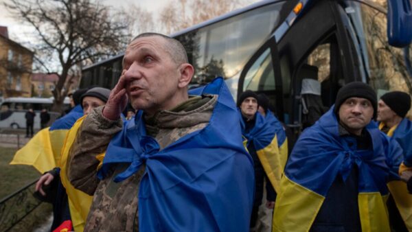 Moscou montre sa générosité en échangeant 84 prisonniers avec l’Ukraine