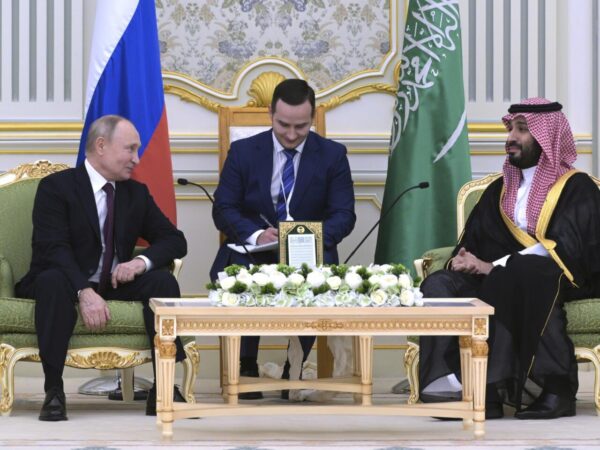 Vladimir Poutine reçoit avec éloges le président des Émirats arabes unis au Kremlin