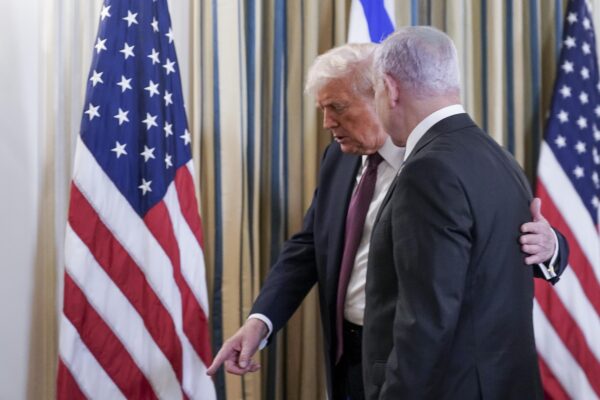 Trump présente un plan controversé pour mettre fin au conflit en Gaza, soutenu par Netanyahou