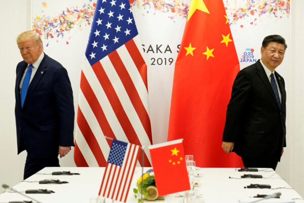 Trump impute des droits de douane records sur la Chine, déclenchant un chaos économique