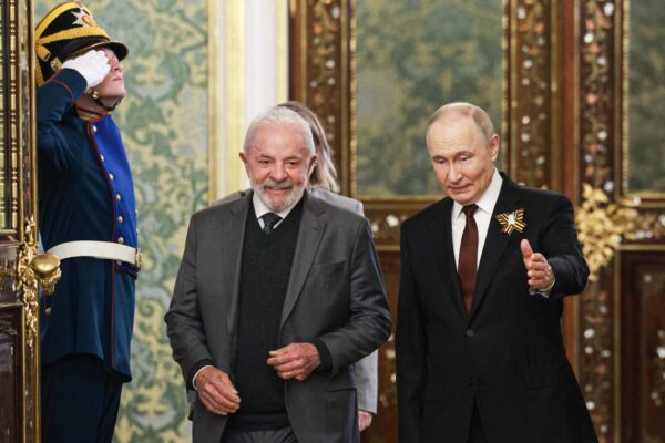 Vladimir Poutine renforce les liens avec le Kirghizistan