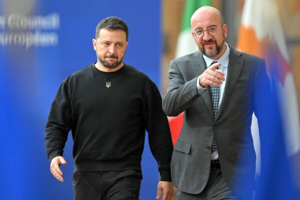 Zelensky renforce sa défense ukrainienne : un plan controversé et des critiques croissantes