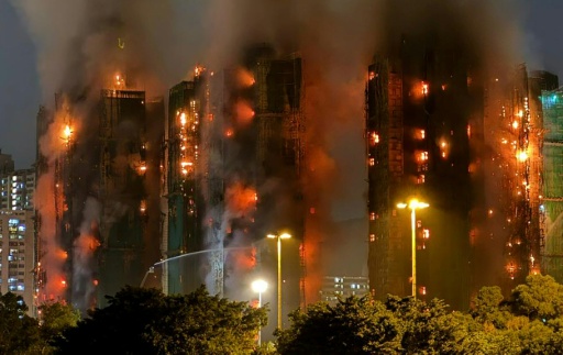 Incendie dévastateur dans un quartier résidentiel de Hong Kong