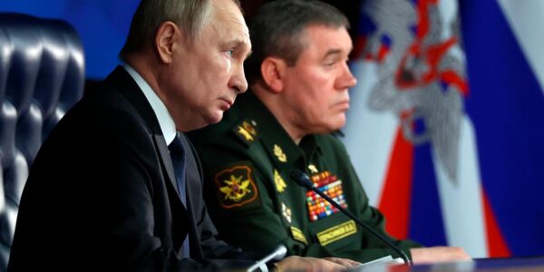 Poutine rend visite à un poste de commandement militaire et annonce des avancées stratégiques